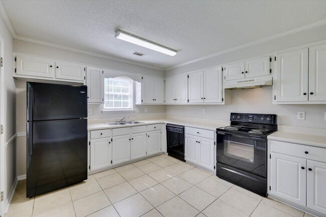 Building Photo - 2811 Bennington Dr
