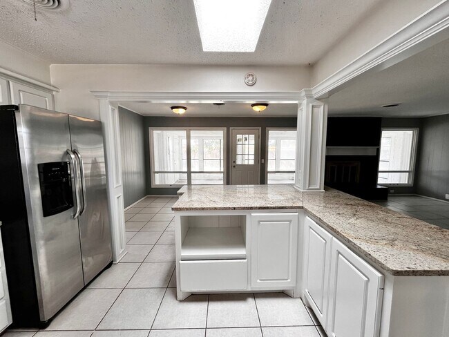 Building Photo - Amazing 4/2.5 in Prime Location! Minutes from Texas Tech and Hospitals!