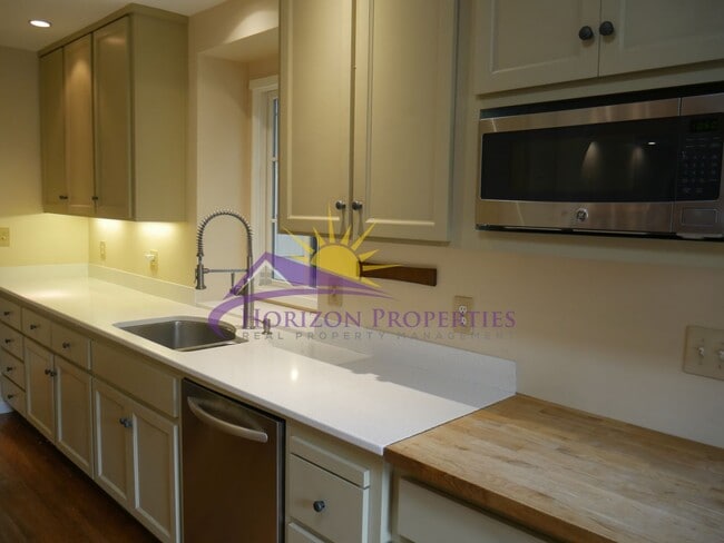 Building Photo - 841 Robertson Way