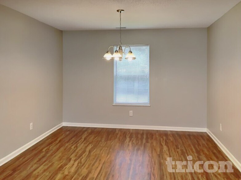 Building Photo - 5 Red Thorn Ct