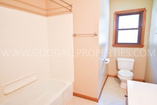 Building Photo - Charming 3 Bedroom, 2.5 Bath Ranch Style H...