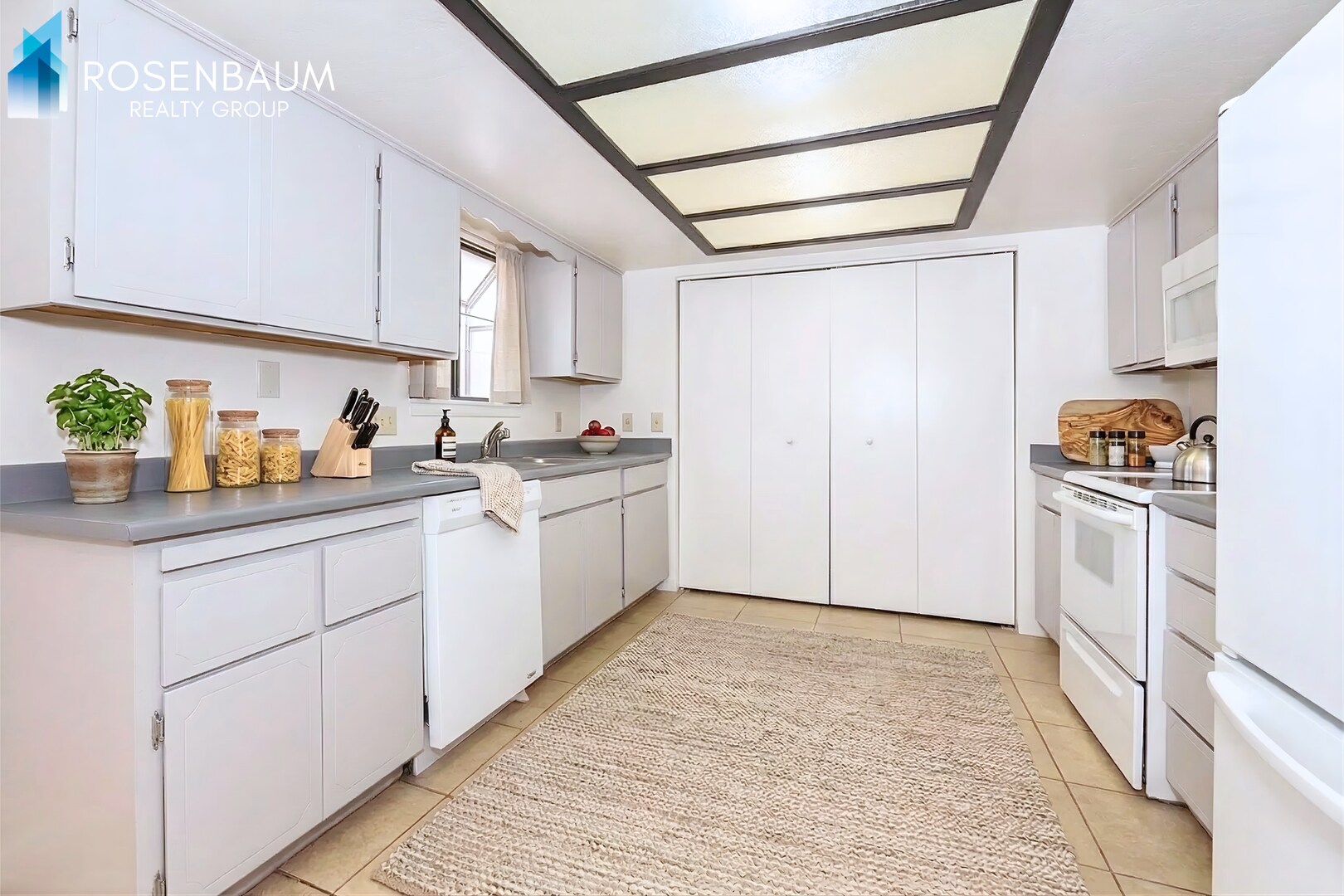 Building Photo - Gorgeous 5-bedroom, 2-baths single level home in Prescott Valley!