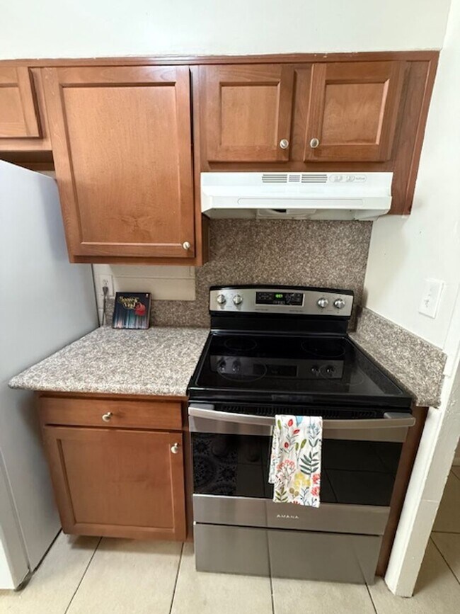 Building Photo - Freshly Updated 2 Bed / 1 Bath Apartment in Glendale!