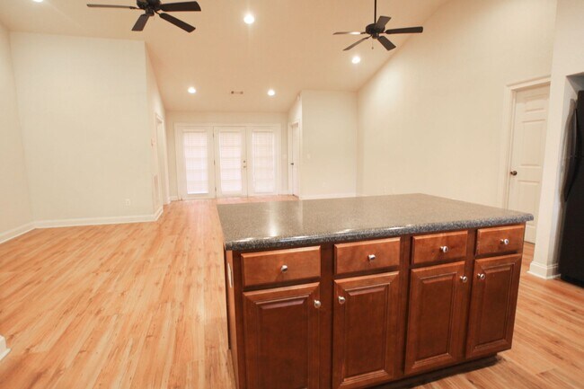 Building Photo - 807 W Longleaf Dr