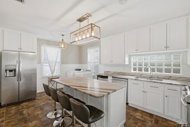 Building Photo - 1618 W Garden St