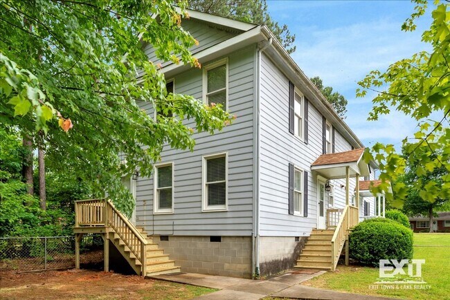 Building Photo - 3 Bedroom/1.5 Bath Duplex Convenient to To...