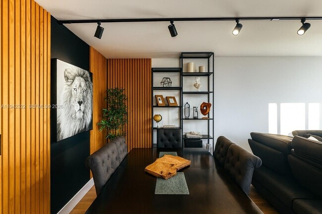 Building Photo - 3401 N Country Club Dr