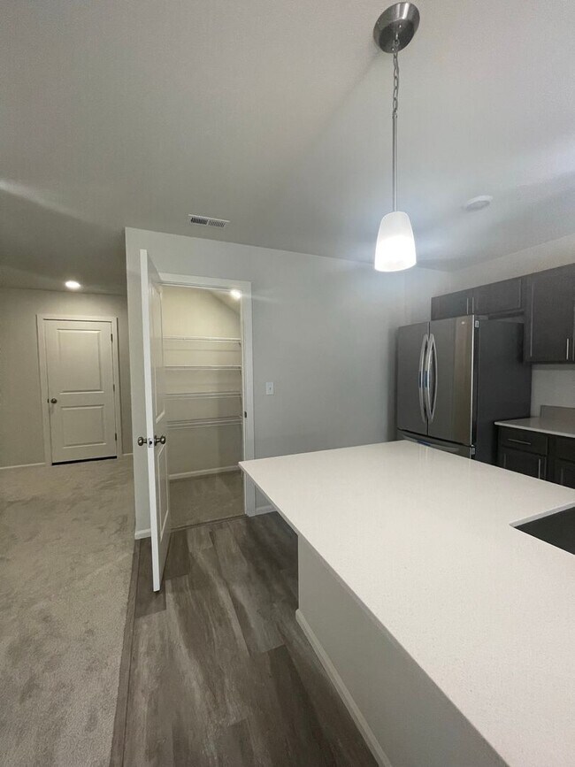 Building Photo - 4 bedrooms + BONUS ROOM And 2.5 baths Tumw...