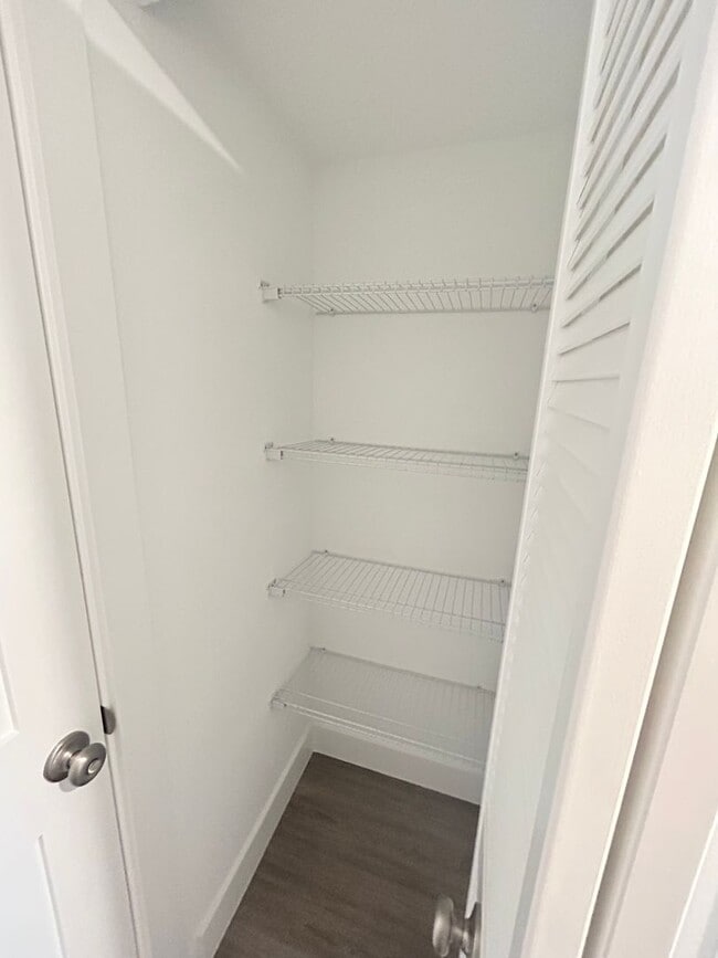 Building Photo - Beautifully Remodeled 2/2 Waterfront Unit in Gated Community!