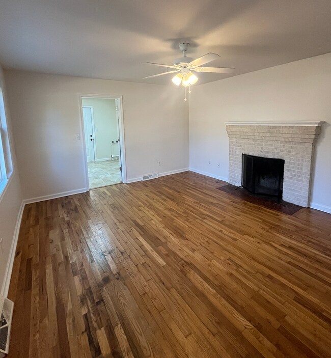 Building Photo - 551 Fountain Inn Rd