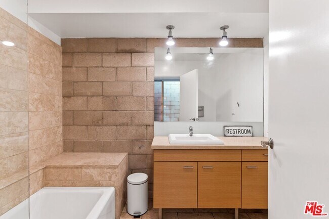 Building Photo - 6615 Melrose Ave