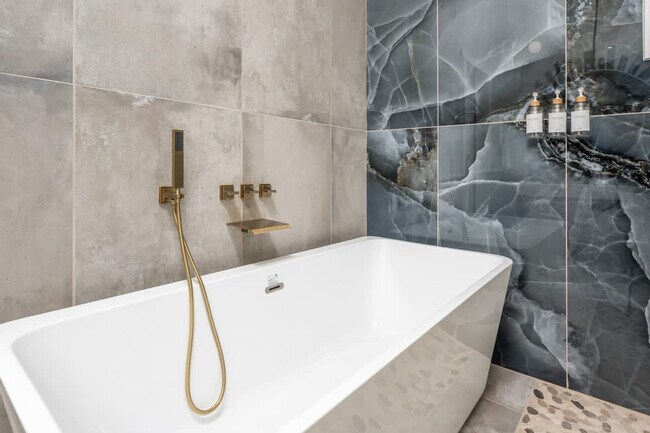 Building Photo - 288 Stonewall Road-SI ID1055518P