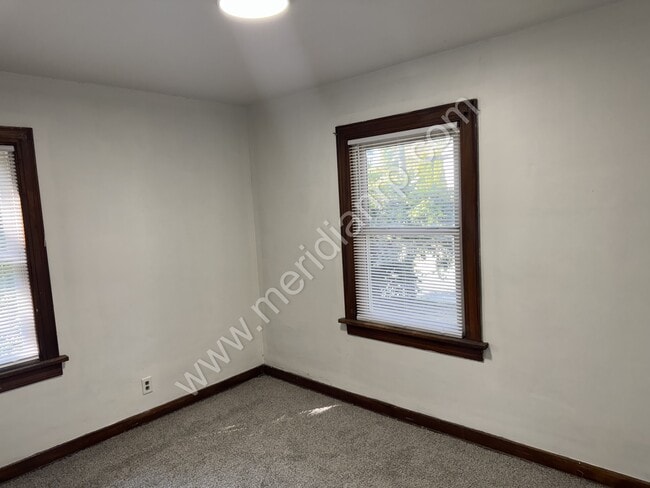 Building Photo - 2021 Redwood Ave