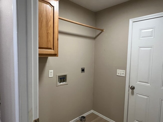 Building Photo - AVAILABLE NOW! Nixa 3 Bedroom, 2 Bathroom