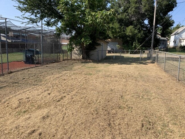 Building Photo - 208 E Springer Ave