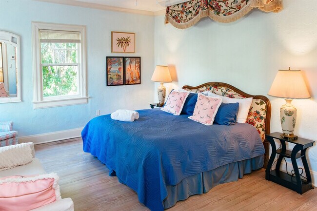 Building Photo - 519 28th St