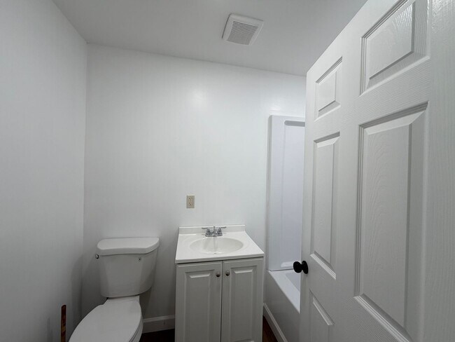Building Photo - 419 Elm St