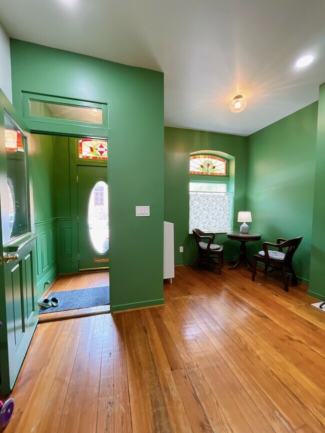 Primary Photo - 2039 E Lombard St