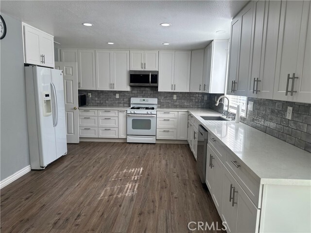 Building Photo - 8941 Carnation Dr
