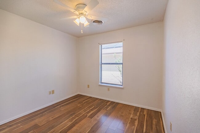 Building Photo - 3 Bedroom 2 Bath Home