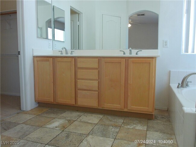 Building Photo - 5834 Farmhouse Ct