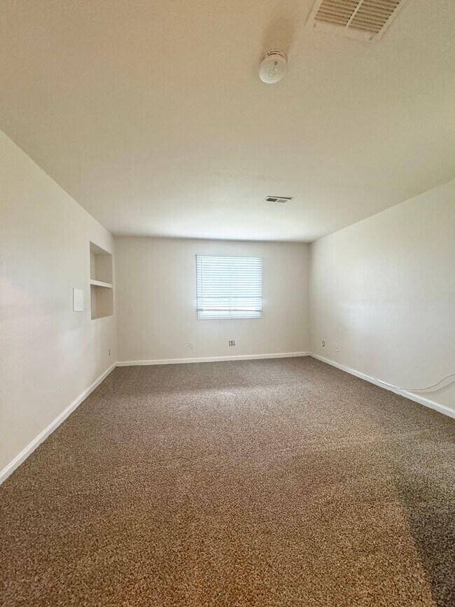 Building Photo - Stunning 4 Bedroom, 3.5 Bath with 3 car attached garage Home in Paragon Estates in Fort Collins, CO