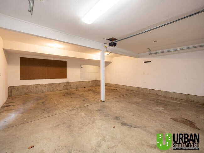 Building Photo - West Hills Gem – Space, Style & Prime Location!