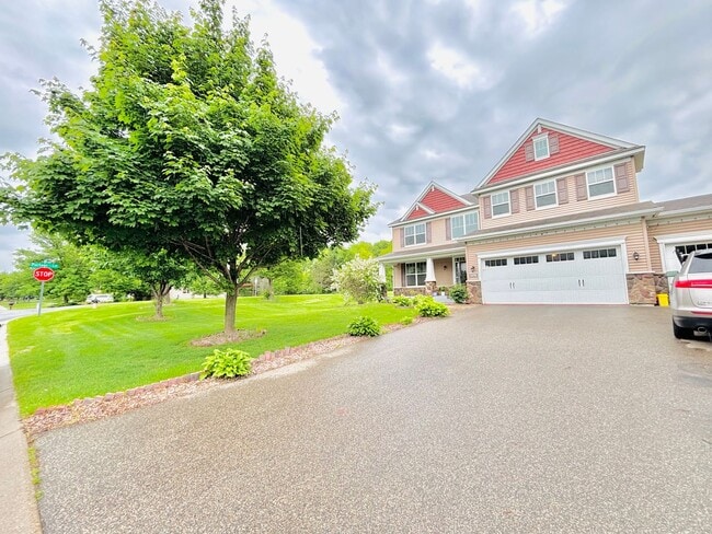 Building Photo - ONE OF A KIND 5bed/4bath!  *HOME THEATER* ...