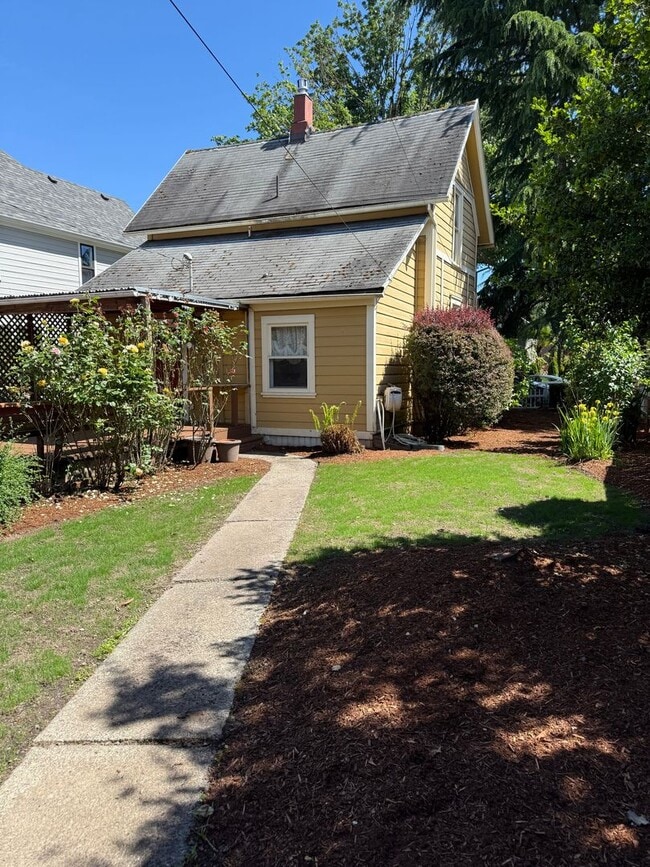 Building Photo - Historic Willamette Charmer – A Rare Gem! ...