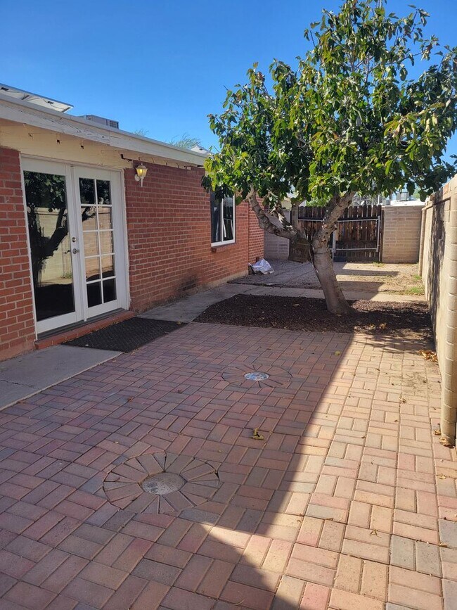 Building Photo - 3 bedroom/2 Bath with added Studio