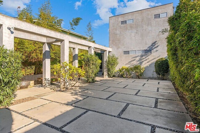 Building Photo - 714 6th Ave