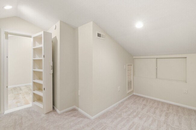 Building Photo - Penthouse 1BR + Loft w/ Bonus Room | 2 Baths | Laundry | 2 Parking | Walk to Balboa Park