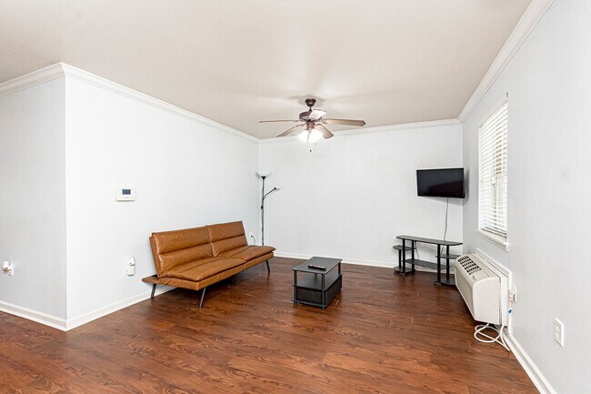 Building Photo - 2 Bedroom Downstairs condo available Now N...