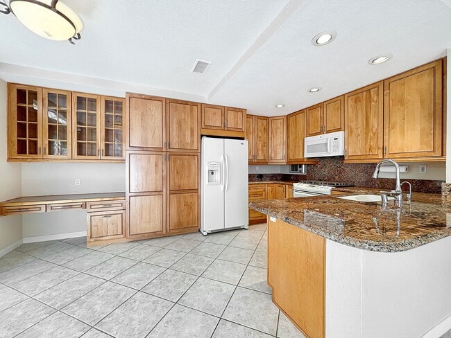 Building Photo - Beautiful 5BD/3BA 2-Story House in Tierras...