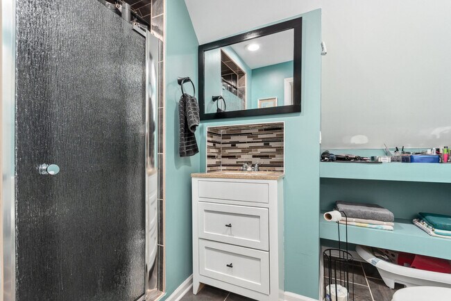 Building Photo - 552 Simms St