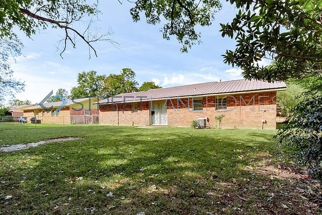 Building Photo - 120 Briarwood Dr