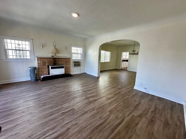 Building Photo - 226 S New Hampshire Ave