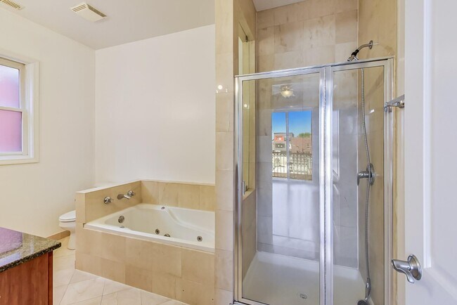 Building Photo - Available August 1st - 3 Bedroom in Wicker Park