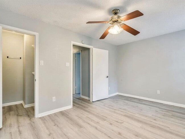 Building Photo - Charming 2 Bedroom, 1.5 Bathroom Home with...