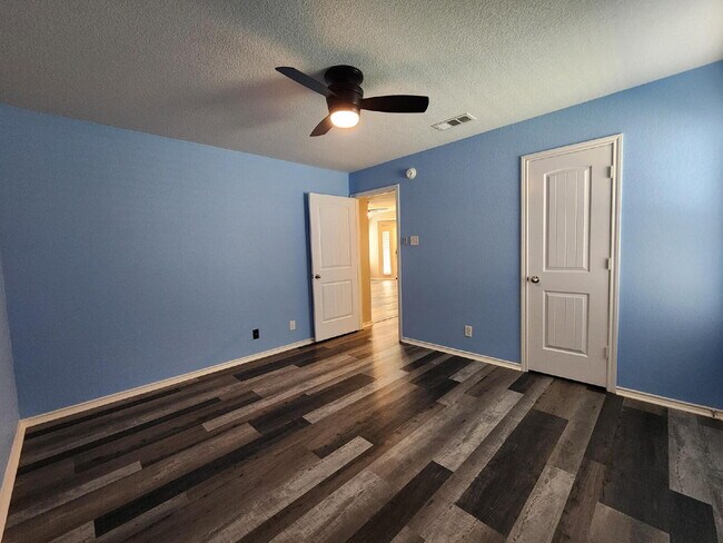 Building Photo - 4633 Stonehaven Dr