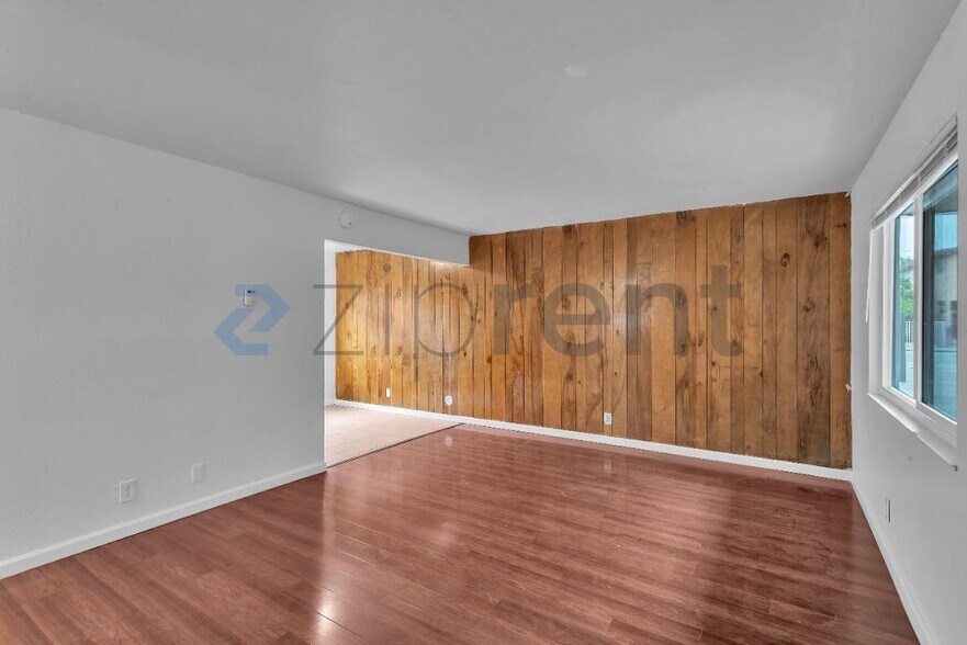 Building Photo - Unit B