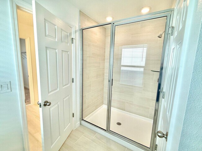 Building Photo - Step into style – Lease this 4Bed gem in D...