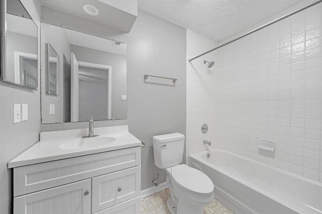 Building Photo - 1216 Lake View Dr