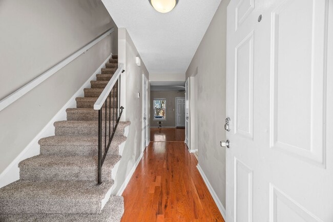 Building Photo - 2 Bed | 1.5 Bath | Private Backyard | Prim...
