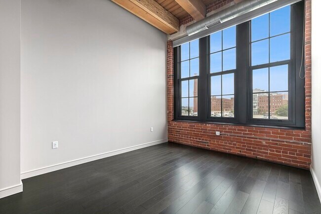 Building Photo - 319 A St