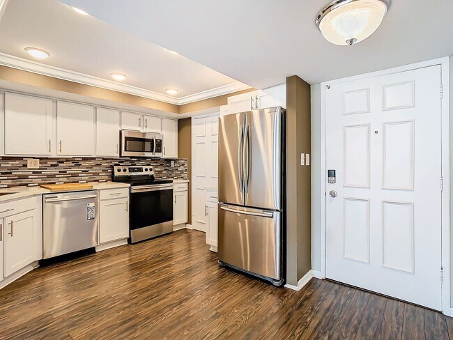 Building Photo - 7400 Sun Island Dr S