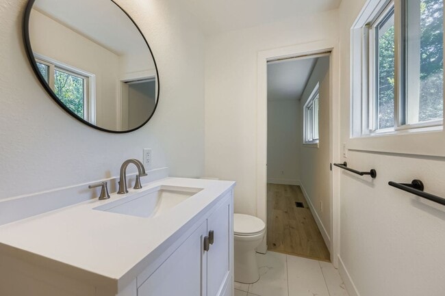 Building Photo - Recently Remodeled 4BD, 3BA Louisville Home