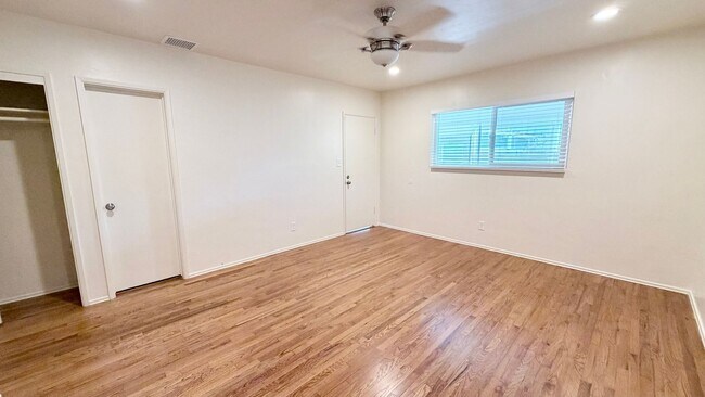 Building Photo - Spacious 3 Bed 2 Bath Home in Sunset Cliffs with Detached Garage & Private Backyard