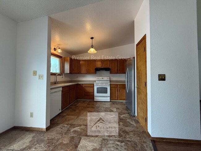 Building Photo - 854 Daffodil St