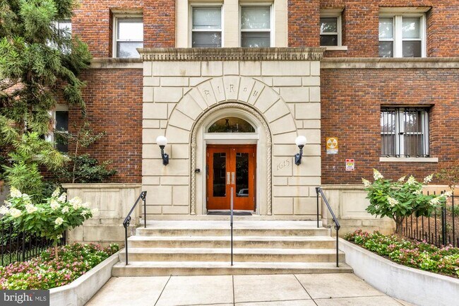 Building Photo - 1615 Kenyon St NW